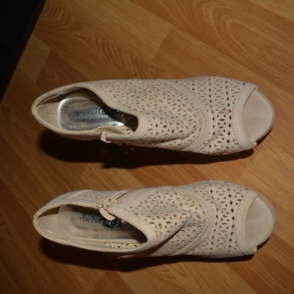 Ladies cream pumps
